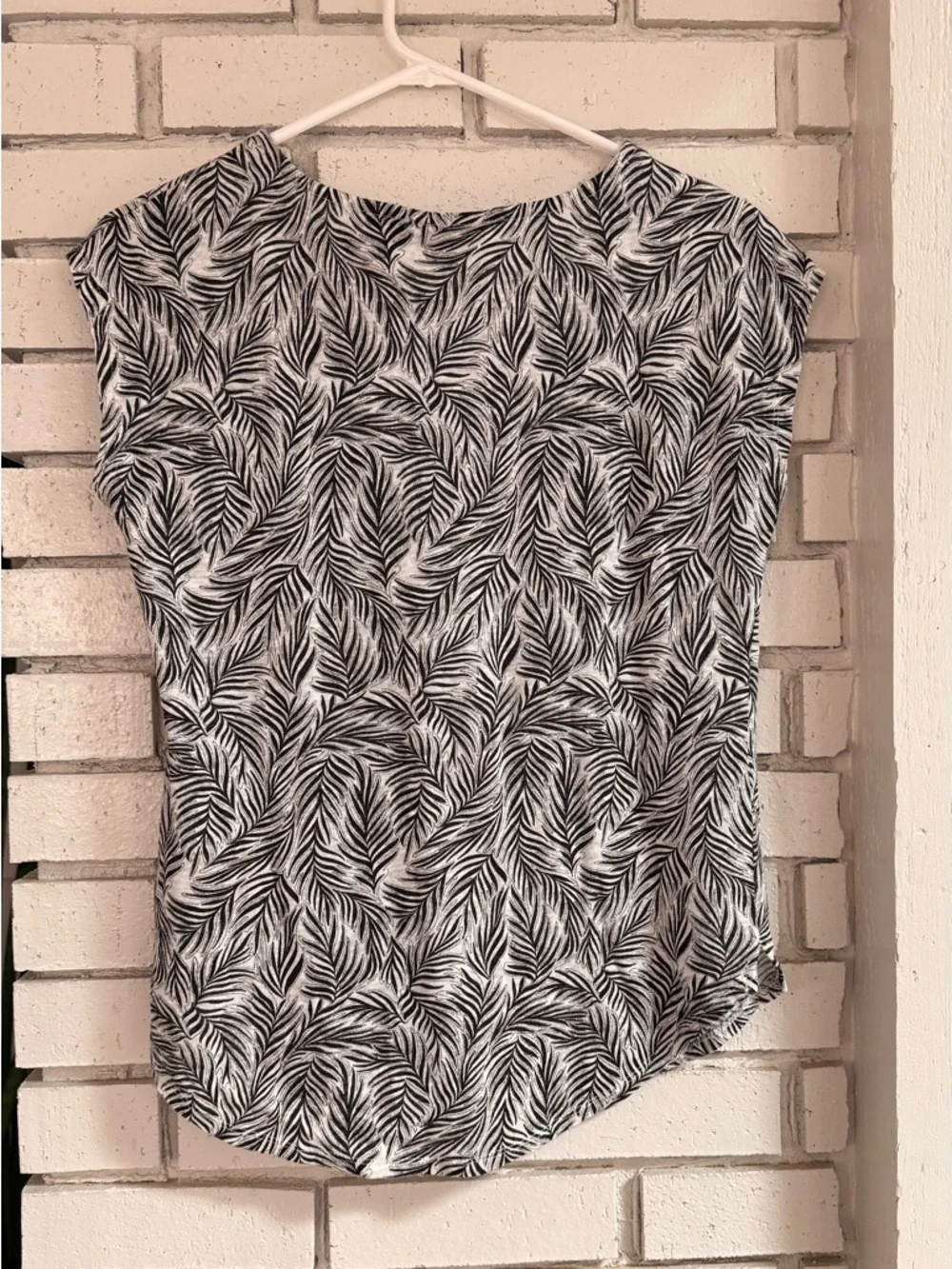 Tahari Linen Leaf Print Top Black White Cap Sleeve Lightweight Relaxed Fit - Picture 3 of 7